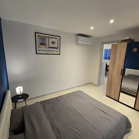 L'alphonse L Near The Port L Shellter