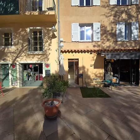 L'alphonse L Near The Port L Shellter