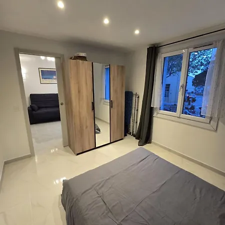 L'alphonse L Near The Port L Shellter *