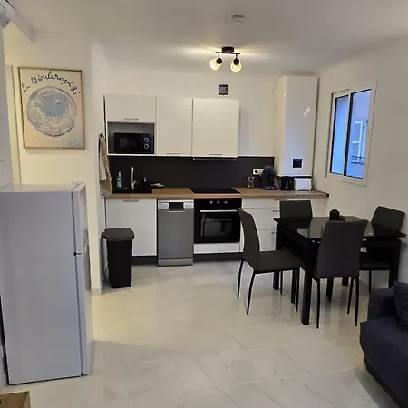 L'alphonse L Near The Port L Shellter Saint-Tropez