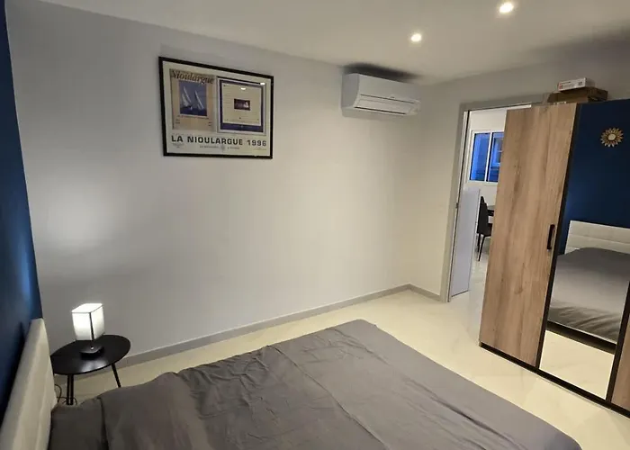 L'alphonse L Near The Port L Shellter