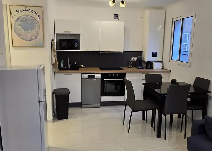 L'alphonse L Near The Port L Shellter Saint-Tropez