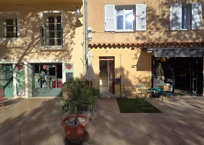 L'alphonse L Near The Port L Shellter