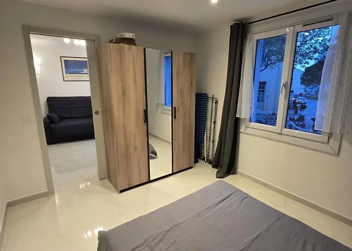 L'alphonse L Near The Port L Shellter *